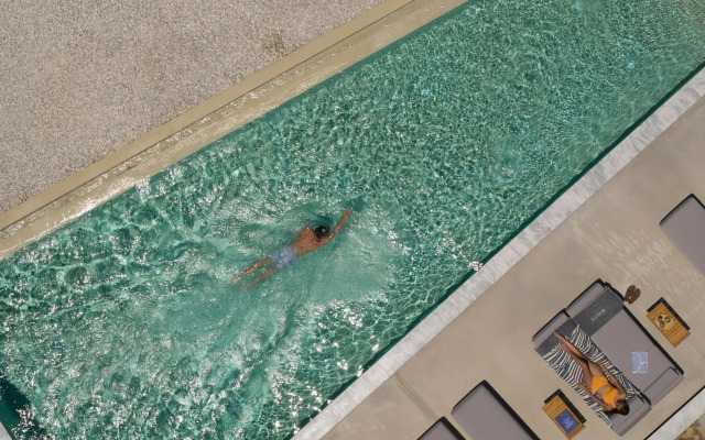 White Coast Pool Suites