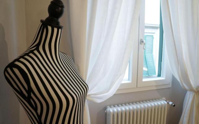 Art Apartment Black & White Suite