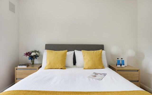 Bright and Spacious Philbeach Garden Apartment