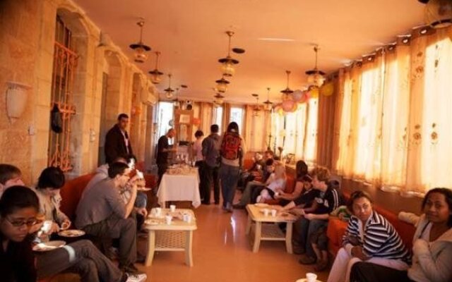New Palm Hotel & Hostel