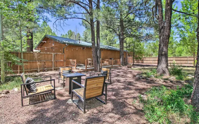Patio, Fenced Yard: Pet-friendly Pinetop Cabin!
