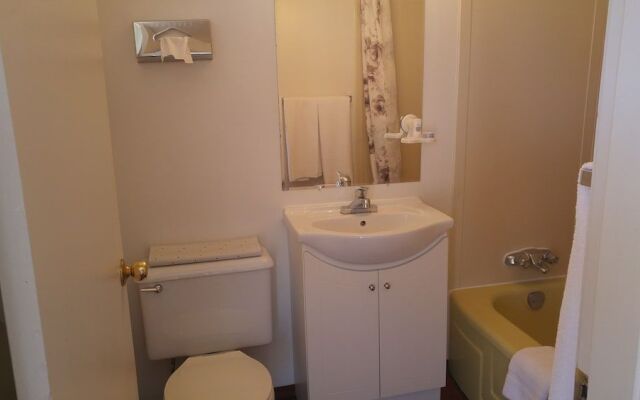 Monashee Motel