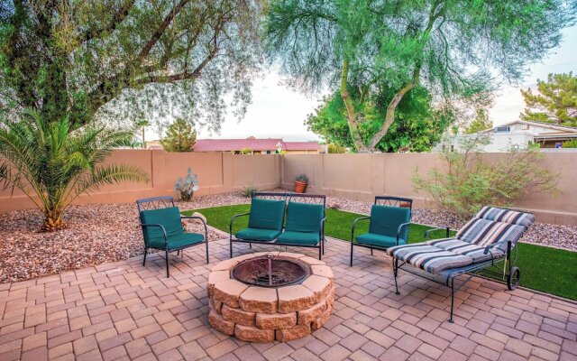 Pet-friendly Glendale Home w/ Pool & Putting Green