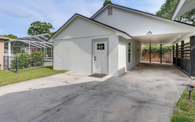 Stylish Lakeland Studio w/ Workspace