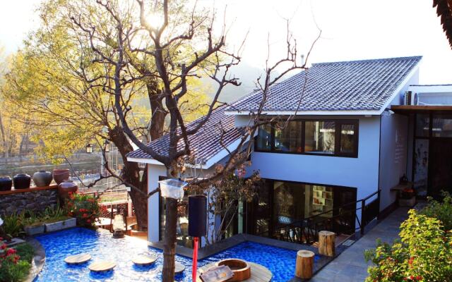 Carpenter's Rustic Courtyard-Great Wall
