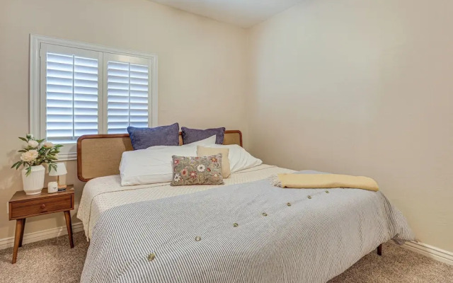 Family-friendly Goodyear Oasis: Fire Table, Pool!