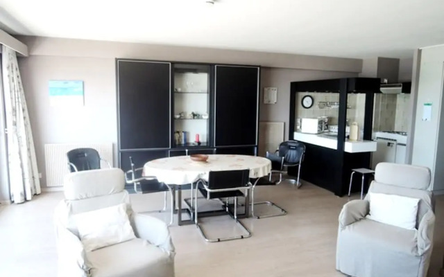 Spacious Apartment by the sea