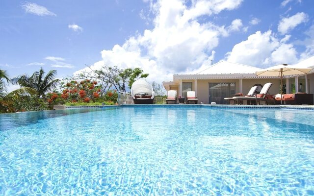Charming Tropical Villa, Walk to the Beach! AC, Pool, Free Wifi, Concierge, Ideal for Families
