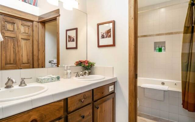 4 Bedroom Antlers Vacation Rental With Incredible Slopeside Views and Just a Short Walk to Gondola and Lionshead Village