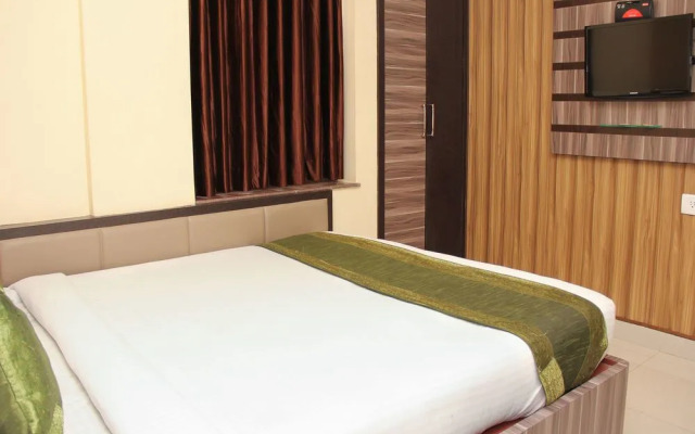 OYO 9818 Hotel Diamond Plaza