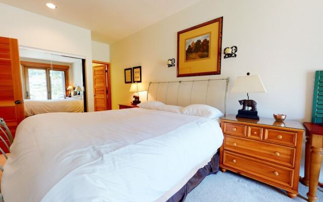 Snowcreek V 760 Pet-Friendly, Amazing Mountain Views, Private 2 Car Garage, Washer Dryer by RedAwning