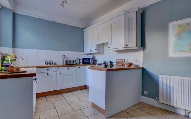 Delightful Holiday Home in Appledore With Garden