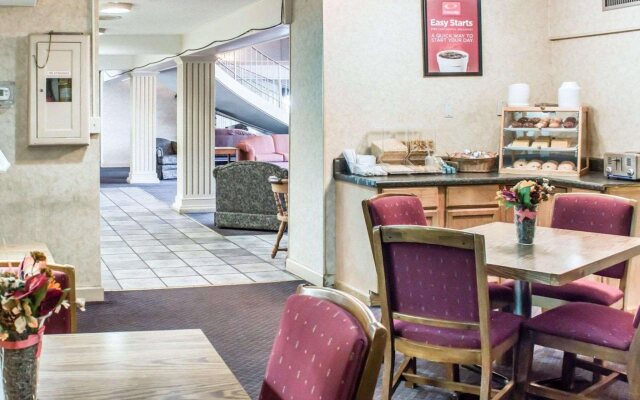 Econo Lodge & Suites