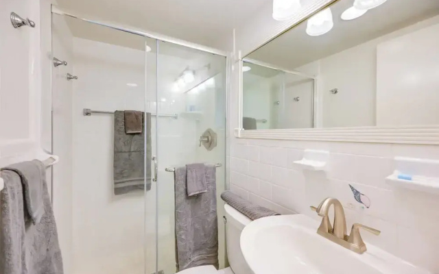 Updated Dtwn Naples Condo: Across From Beach!