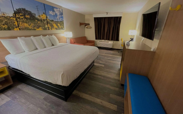 Days Inn & Suites by Wyndham Kaukauna WI