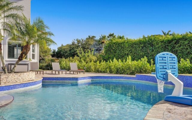 Lavish 8 Br Estate with Pool & Courts