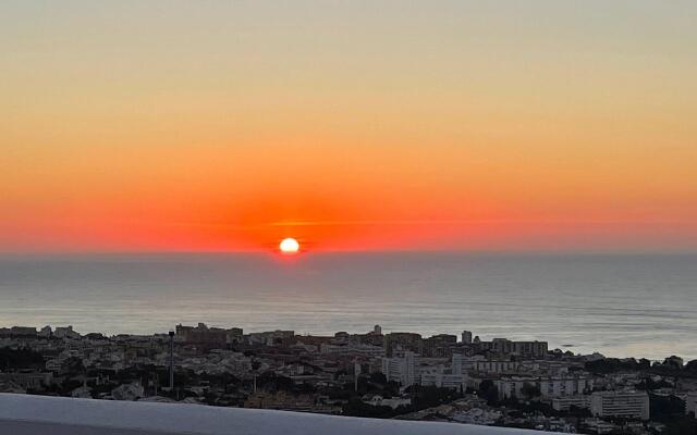 Bayview -Superb Luxurious Sea View Penthouse with private hot tub