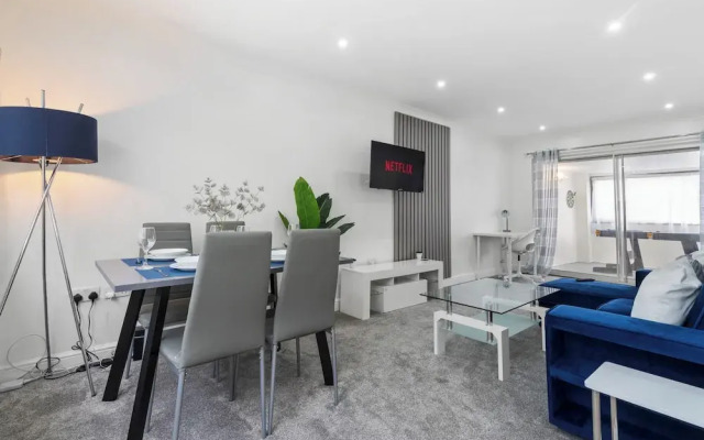 Staines House-3bed-sleeps7- Freep-close to Airport