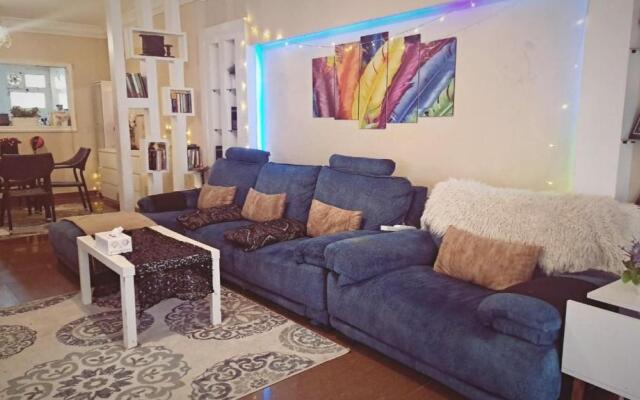 Lovely 3 bedroom condo with balcony families
