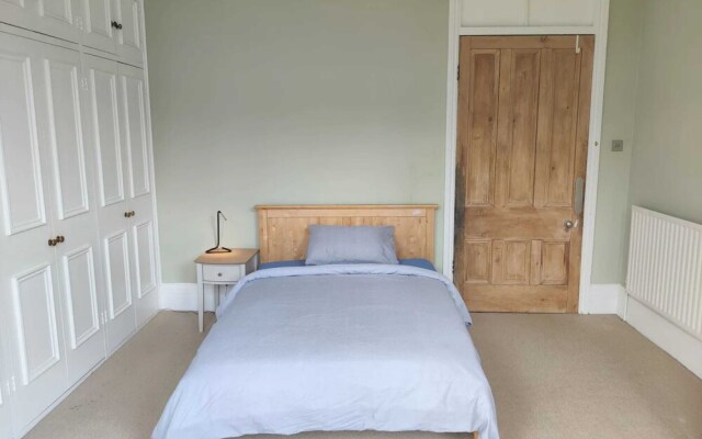 Serene 2 Bedroom Apartment in Clifton