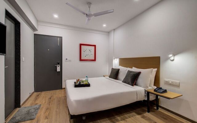 OYO Townhouse 71 Khar West Station