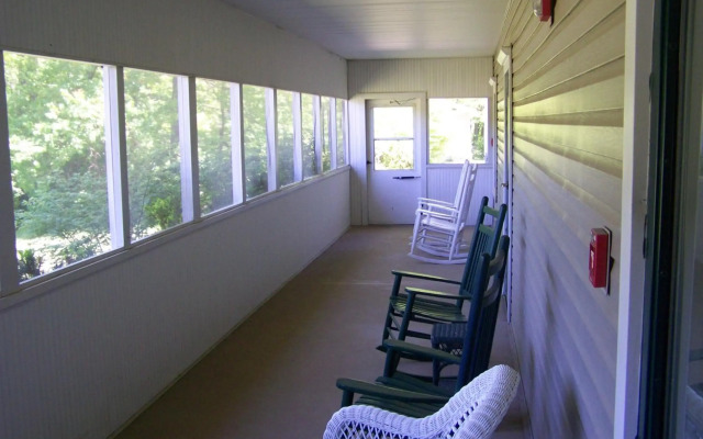 Brook Pointe Inn