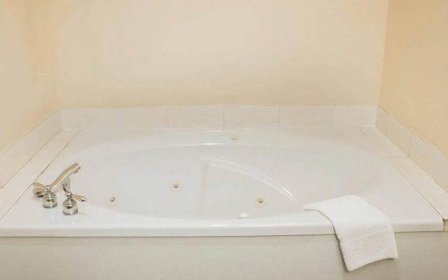Quality Inn & Suites Bellville - Mansfield