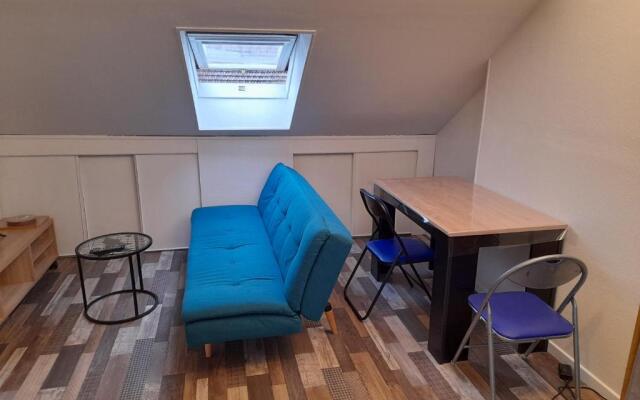 Appartement Violet Pres De Neoma Et Facultes