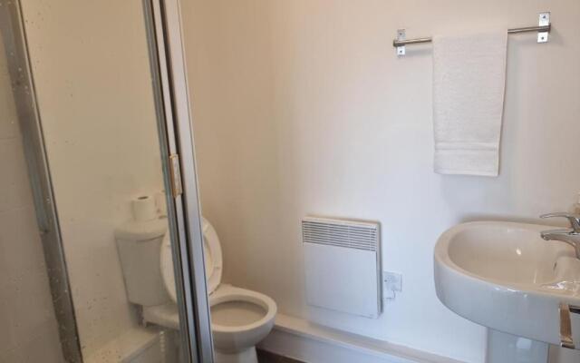 Impeccable 2-bed Apartment in Salford