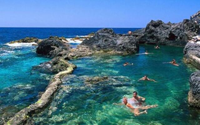 Bright spacious apartment, 2 min walk from beach