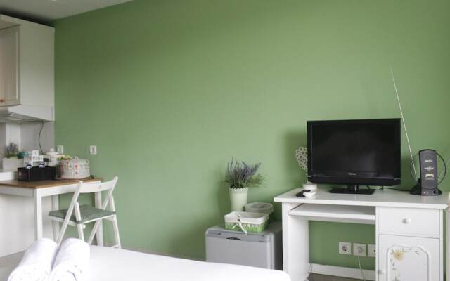 Stylish & Comfortable Studio at Beverly Dago Apartment