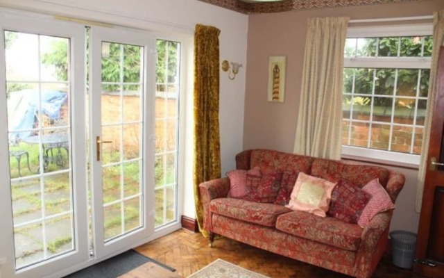 Cosy, Self-contained 1-bedroom Flat Near Nantwich