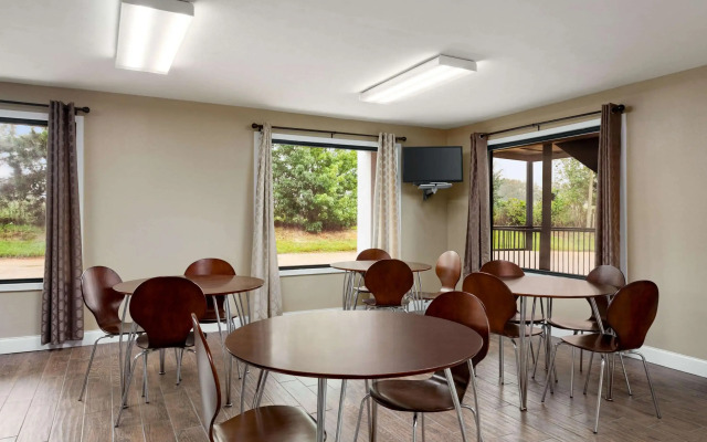 Super 8 by Wyndham Brookhaven