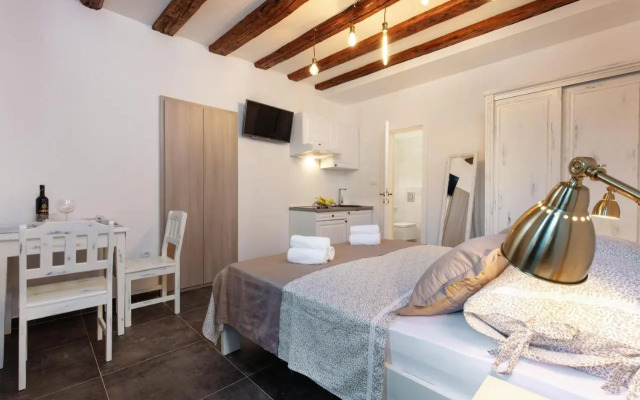 Studio Apartment Luka