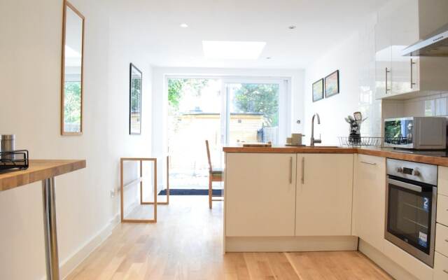 Stylish 3 Bedroom Apartment in Central Balham