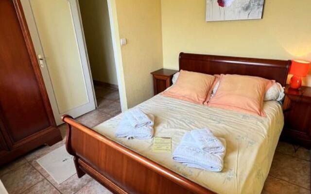 Attractive holiday home in Moëlan-sur-Mer with garden