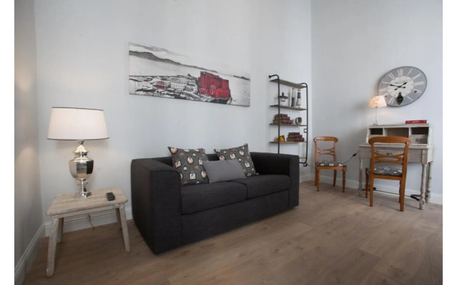 Largo Donnaregina Home