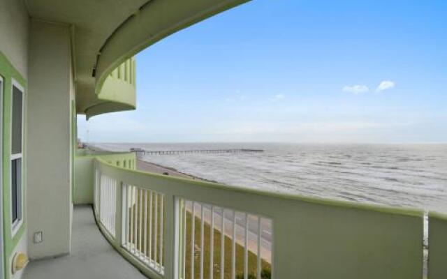 Seawall Condo with Birds Eye Views by RedAwning