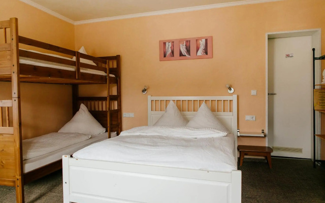 Landhotel Airport Inn