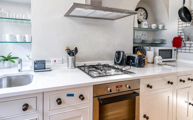 Cozy and Spacious Kensington Maisonette