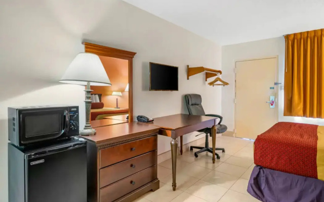 Econo Lodge North