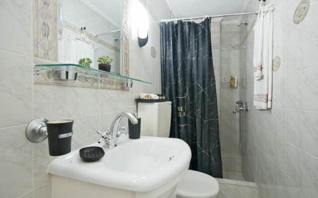 Luxury seafront house nearby Delphi