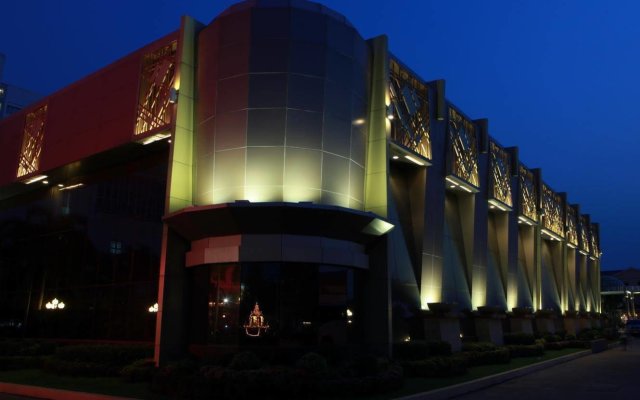 Holiday Palace Resort & Casino