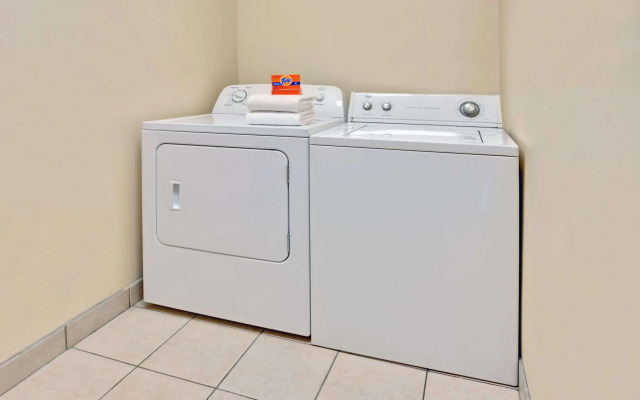 Super 8 by Wyndham Louisville/Expo Center