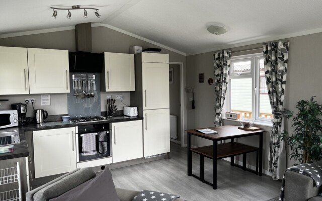 Beautiful and Tranquil Lakeside Lodge - Sleeps 5