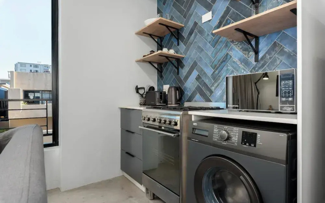 Secure Studio, Sea Point Gem Near Promenade!