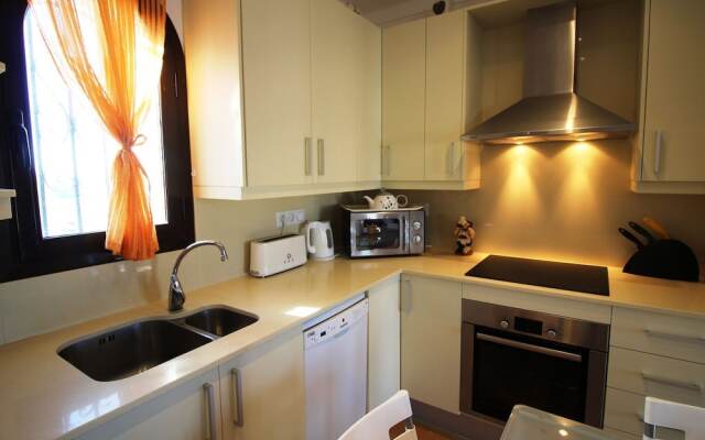 Comely Holiday Home in Empuriabrava With Barbecue