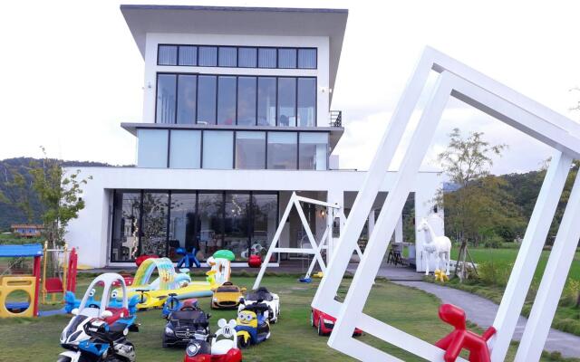Lake shining Hostel