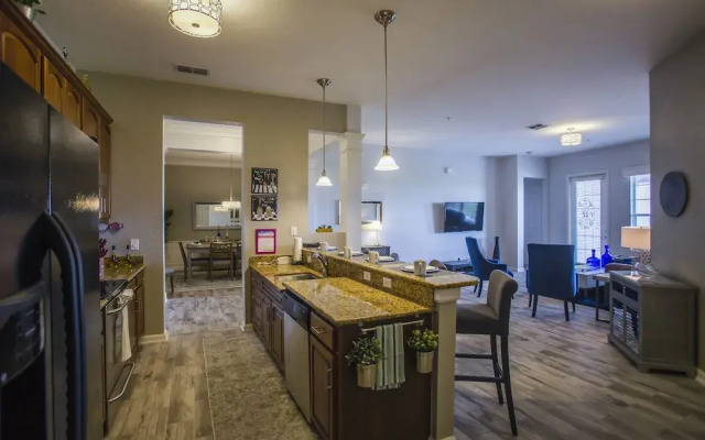 Altavista Lakeview 3 Bedroom Condo by RedAwning