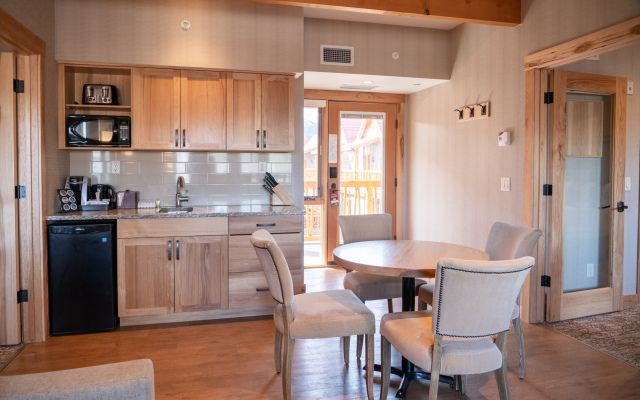 Moose Hotel And Suites
